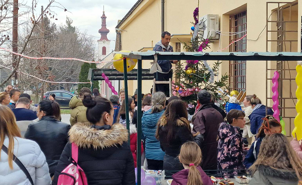 Кићење Новогодишње јелке у Плочици